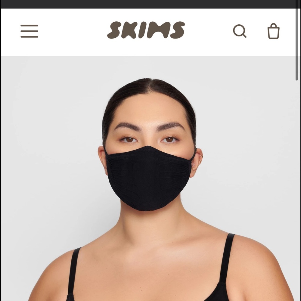 Skims black face mask